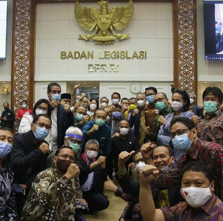 dia aja berkerumun sedangkan kita gak boleh atau di kasih sanksi
#dprkontol 
#DPRgoblok 
#DPRRIKhianatiRakyat
GAK PAHAM LAGI DEH:)