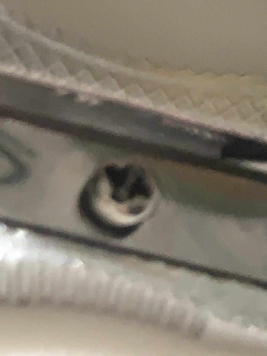 aangelfuckkk's tweet photo. omg the screw is set up so u can close it but not open it snjsnsn https://t.co/FZu8H0lpTd