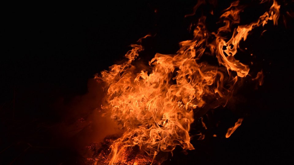 Blussen hooibalenbrand Eckelrade kost brandweer zeven uur:..