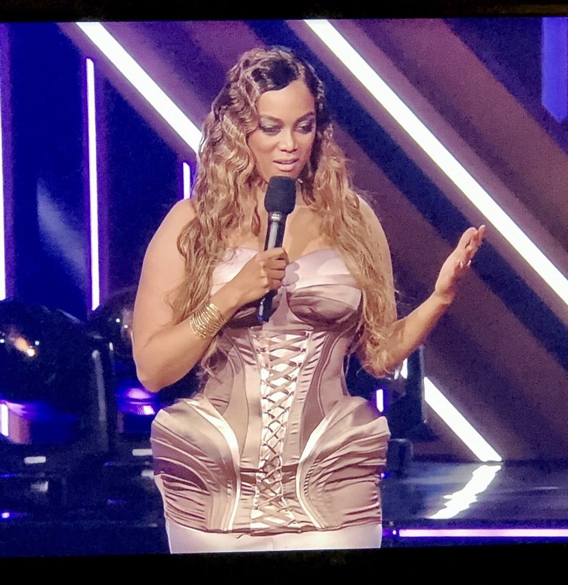 Rubanica's tweet image. Wtf is this 🤷🏼‍♀️?!! Girlllll you need to fire your stylist #DWTS