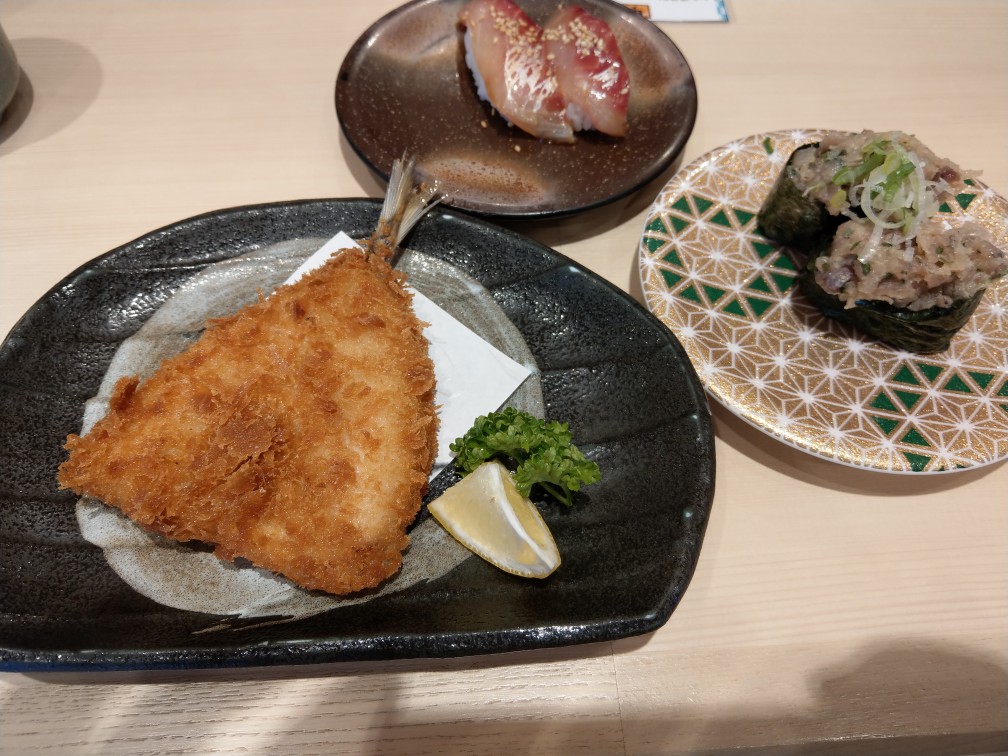 粗チン三浦半島から泳いで(フェリー)で大巨根房総半島は金谷にいてきた。
何軒かハシゴしてアジフライ、たたき、刺し身、なめろう、握りと、さんざんアジを堪能した、もう思い残すことはない。 