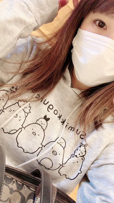 寒くてゲーセンですみっこぐらしのパーカーとりました  これで今おしゃれなカフェきてるんだけど恥ずかしい https://t.co/HqlYS2zs97