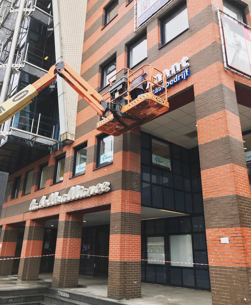 druk bezig met het aanleggen van de lichtreclame voor Diamant Schoonmaak bedrijf 
dank aan: martinireclamemakers 
#Schoonmaak #Groningen  #Bedrijf