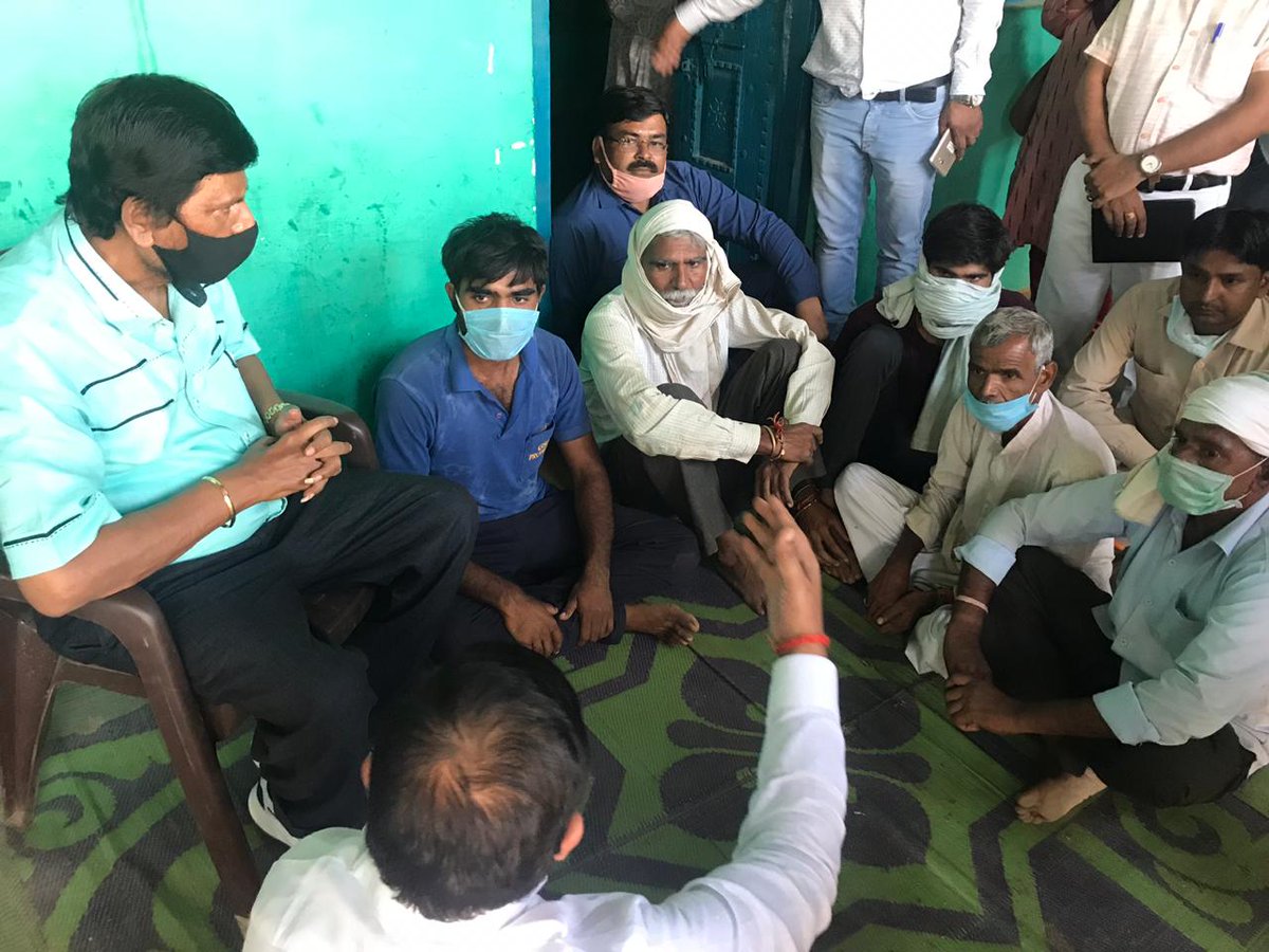 RamdasAthawale's tweet photo. उत्तर प्रदेश के हाथरस जनपद में पीड़िता के परजिनों से व्यक्तिगत भेंट कर सान्त्वना प्रदान की । पीड़िता के परिजनों को न्याय दिलाने के लिए मैं और आरपीआई के देश भर के कार्यकर्ता हरसंभव प्रयास करेंगे । https://t.co/Ss6yhgv3vb