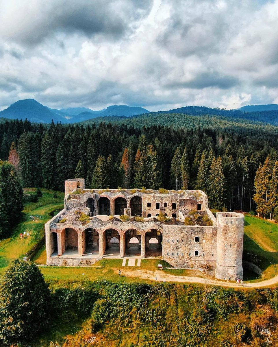 Nel territorio di #Asiago, immerso nel silenzio della natura, si trova il #ForteInterrotto. Originariamente concepito come caserma militare, l'edificio fu convertito in fortezza durante la Prima Guerra Mondiale 

bit.ly/3jNEg8t

#VisitVeneto

(Foto IG cangia)