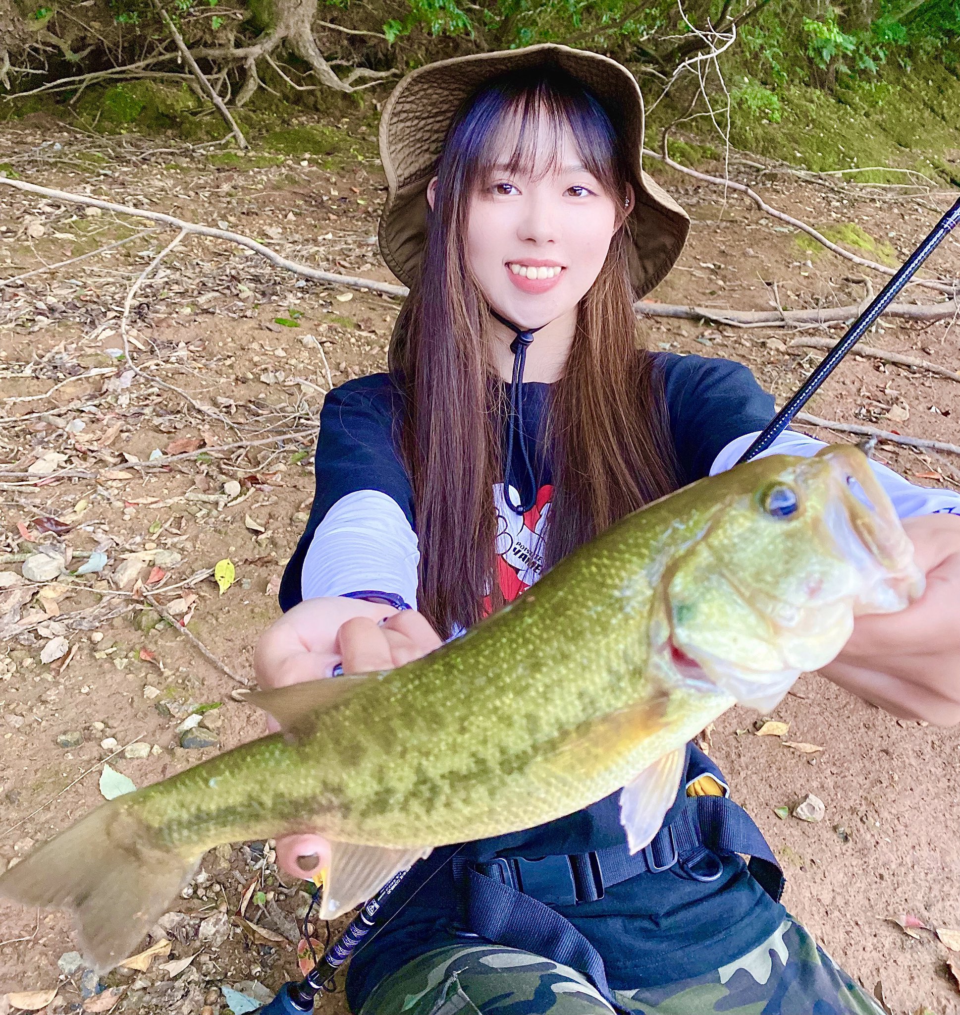 Chizuru ちづる 居そうだなーと思った所にいい感じにキャストできたと思ったら 奥から魚影が近づくのが見えてその後ラインがすーっと走った 気持ちいい連れ方 後々知ったけどこの日私が行く前にここで大会あってたらしい 釣り バス釣り 釣り