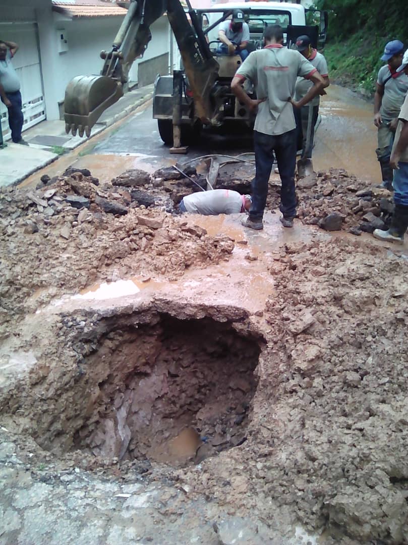#06OCT | Mcpio. Libertador (Dtto. Capital) Cuadrilla de mantenimiento superviso avería de agua potable en en la parroquia San Pedro. Se procedió a realizar roturación y taqueo de tubería de acero. #AlServicioDelPueblo✊🏽🇻🇪 <a href="/NicolasMaduro/">Nicolás Maduro</a> <a href="/NestorLReverol/">Néstor Reverol</a>