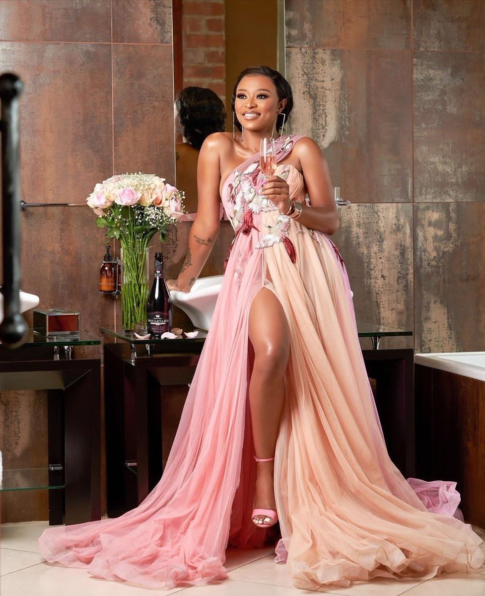 FMagampa's tweet photo. Let's all stand up and stan👏👏 the Queen Dj zinhle  😍😍😍😍 https://t.co/PHDDU4BSBF