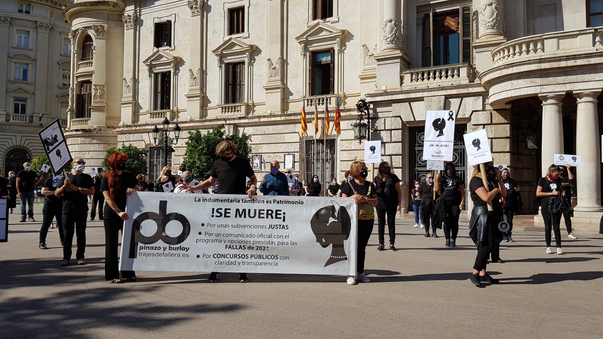 act_fallera's tweet photo. La Asociación Comercio Indumentaria Valenciana (#ASCIVA) ha celebrado una manifestación esta mañana en la que indumentaristas, orfebres, telares y artesanos de toda la Comunidad Valenciana han reclamado ayudas y apoyo ante la enorme crisis que amenaza la supervivencia del sector. https://t.co/3v7OyxyBnE