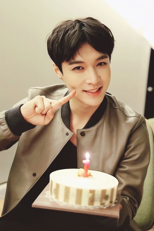 lay became so busy he didn’t even remembered his own birthday, so he was surprised to see you and his brothers surprising him
