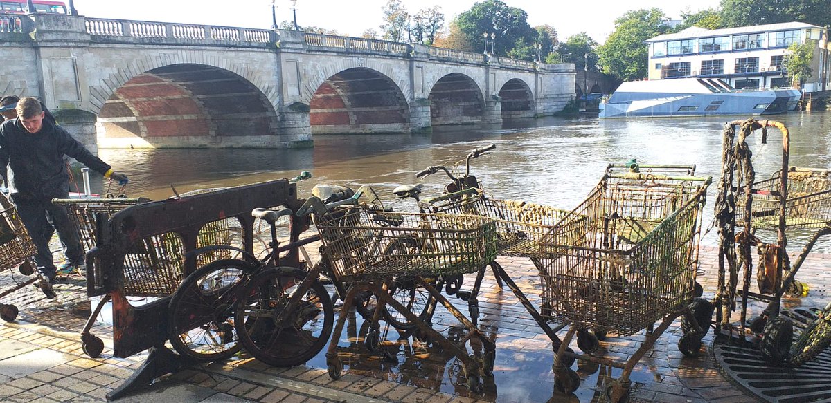 Well done to Kingston's #UnsungHeroes Armstrong Martins and Ben Drinkwater for fishing trolleys, chairs and bikes out of the #RiverThames by Kingston Bridge  #Kingstonuponthames yesterday! #Keepourriversclean 👏👏👏💚 @ContactKingston
