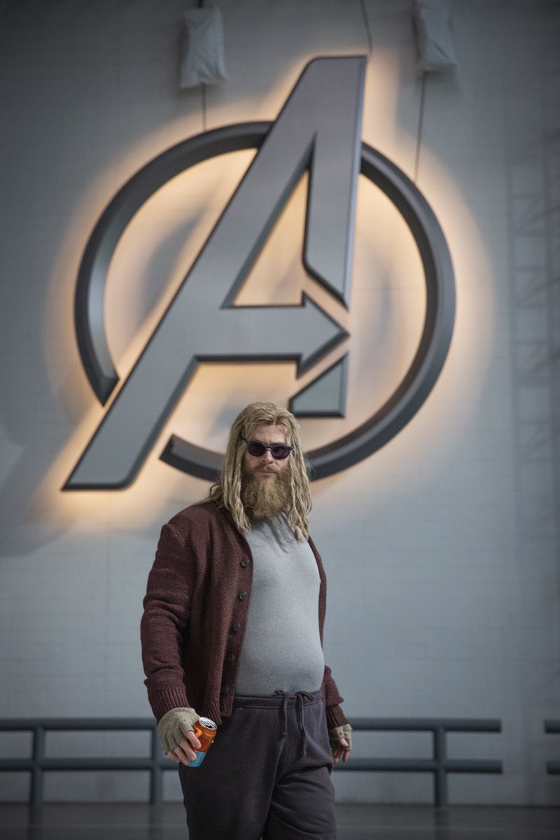 アベンジャーズ／エンドゲーム』撮影の合間に... チームを象徴するシンボルの前でポーズ📸💥 憧れの”A”の前、皆ならどんなポーズで写真を撮る？  #マーベル #ロバートダウニーJr #マークラファロ #クリスヘムズワース #ディズニープラス, image size:800x1200