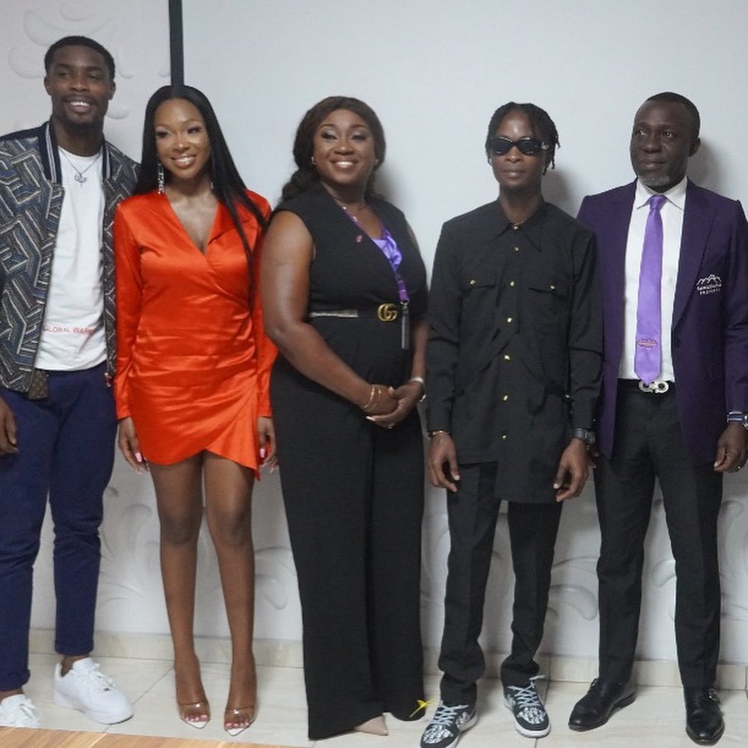 ElAndre7th's tweet photo. Promise made & promise Fulfilled. Kudos to the number 1 Real Estate company @Revolutionplus1 for fulfilling their promise of ₦1m promised to ▶️ @itsLaycon @Thedorathybach @NeoAkpofure @veeiye @nengiofficial_ #SuperSalurte #RevoPlus #affordablehousing https://t.co/ZtrNtHm5dd