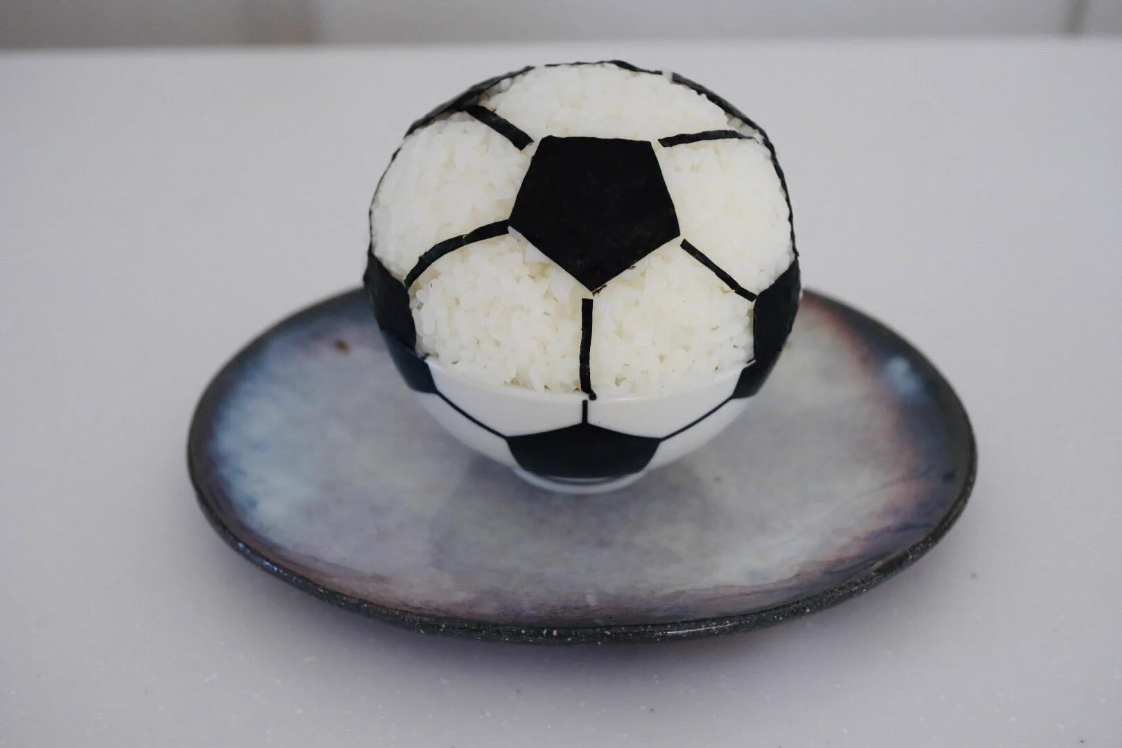 食卓にサッカーボールが？！子供のリクエストに応えて、ごはんと海苔でサッカーボールを再現！