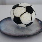 食卓にサッカーボールが？!子供のリクエストに応えて、ごはんと海苔でサッカーボールを再現!