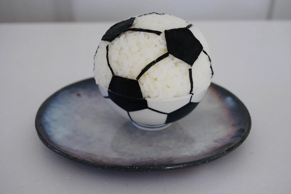 食卓にサッカーボールが？！子供のリクエストに応えて、ごはんと海苔でサッカーボールを再現！