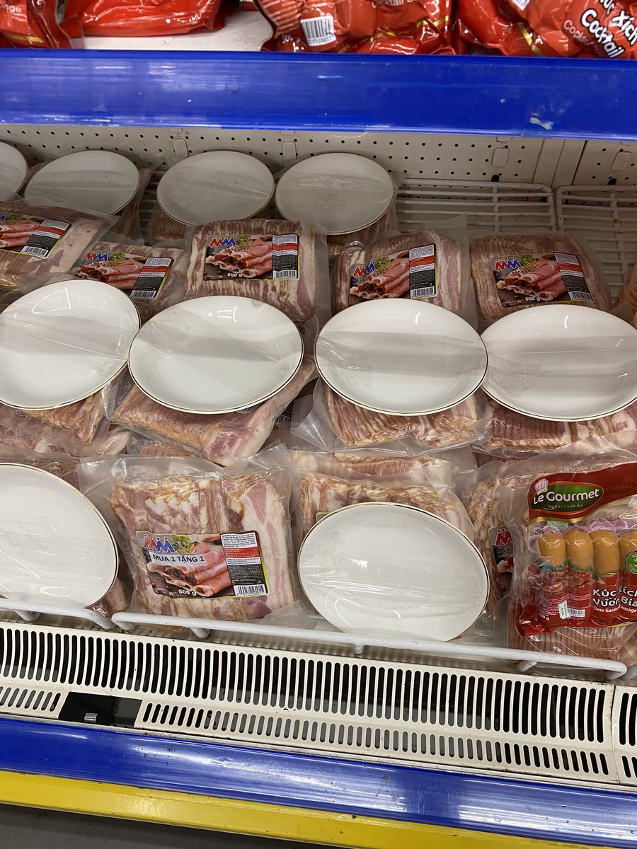 vnshocker's tweet image. 今２区のメガマートではベーコン買うとお皿が付いてくるキャンペーンやってます。