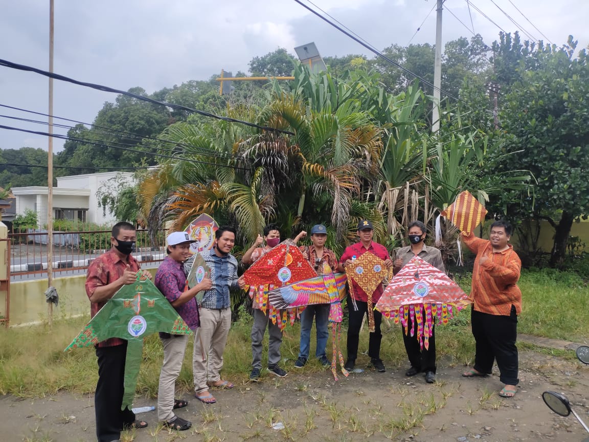 BuhariP3md's tweet photo. #GelatikDesa 
Gebyar layang layang Batik 2020 - TPP P3MD kabupaten Bangka
@jokowi 
@halimiskandarnu 
@tppkemendes 
@Tppiprovbabel 
@P3MD_Bangka https://t.co/rbE9qqmvYZ
