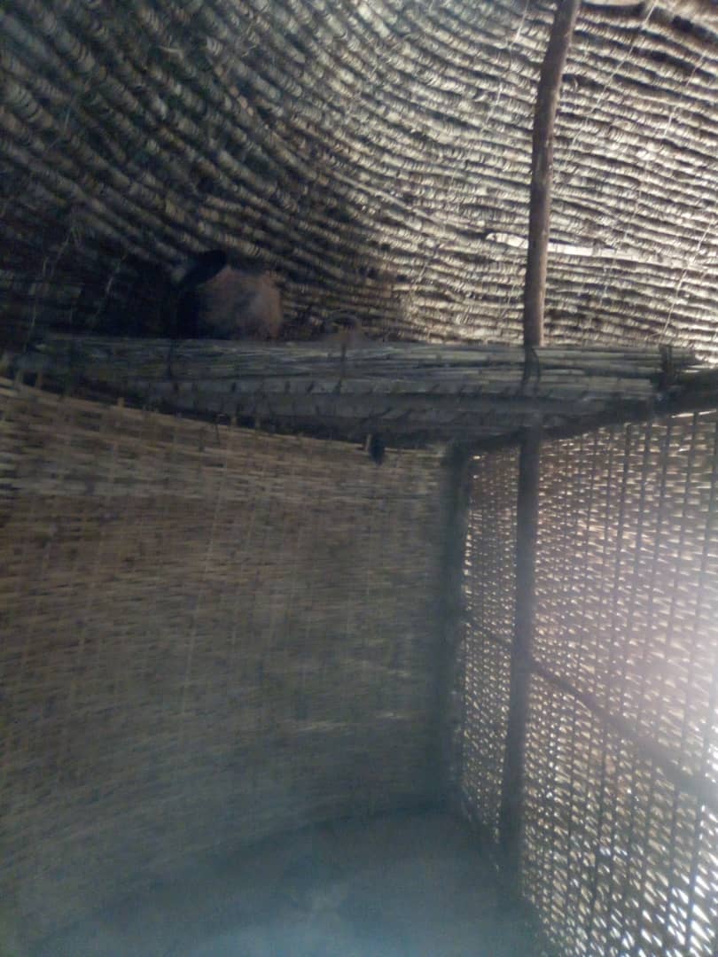 PMiganda's tweet photo. Connaissez-vous "urusenge", cette claie suspendue au-dessus du foyer sur lequel on déposait les poteries et le bois de chauffage? Bientôt des visites pour redécouvrir le #rugo ancestral fondé sur notre #civilisation du #végétal. Idée basée sur "Trésors du #Burundi ancestral" https://t.co/NFFOheuckX