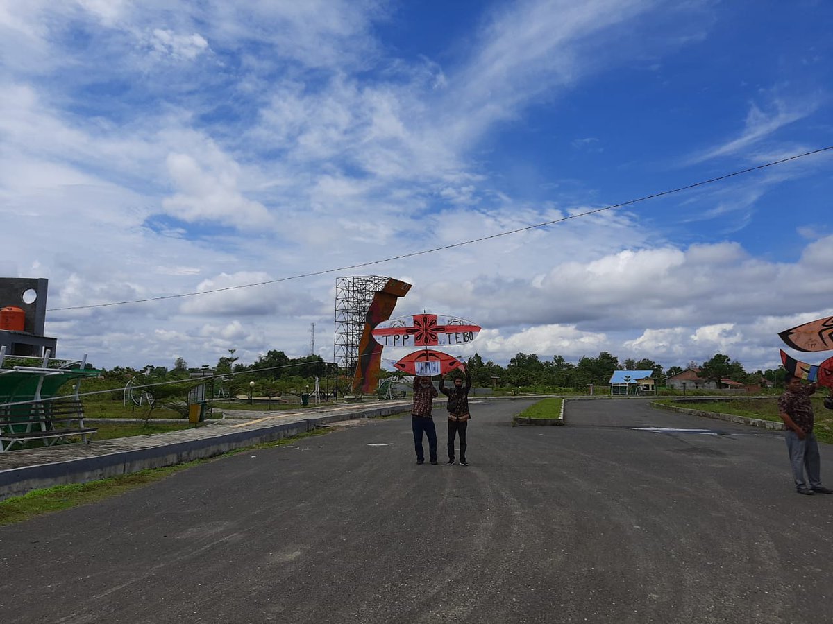 Darmisih9's tweet photo. GELATIK (Gebyar Layang-Layang Berbatik Tahun 2020) Dari Pendamping Desa Untuk Indonesia

#GelatikDesa
@jokowi 
@halimiskandarnu 
@malik_haramain
@imansyukri
@taufikmadjid71
@fachrilabalado 
@azzameldzikrie 
@tppkemendes 
@TPPI_JAMBI
@TppiTebo https://t.co/O3FxNGFbWN