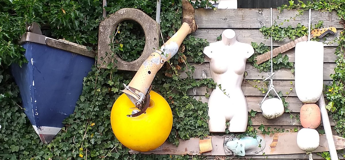 Wonderful sculptural display I saw when on a wee trip to knapdale,west coast of Scotland.This was in the beautiful village of carsaig #outdoorsculptures #art #quirky #carsaig #tayvallich #knapdale #artinthemaking #sculptures #manequins #westcoastbestcoast