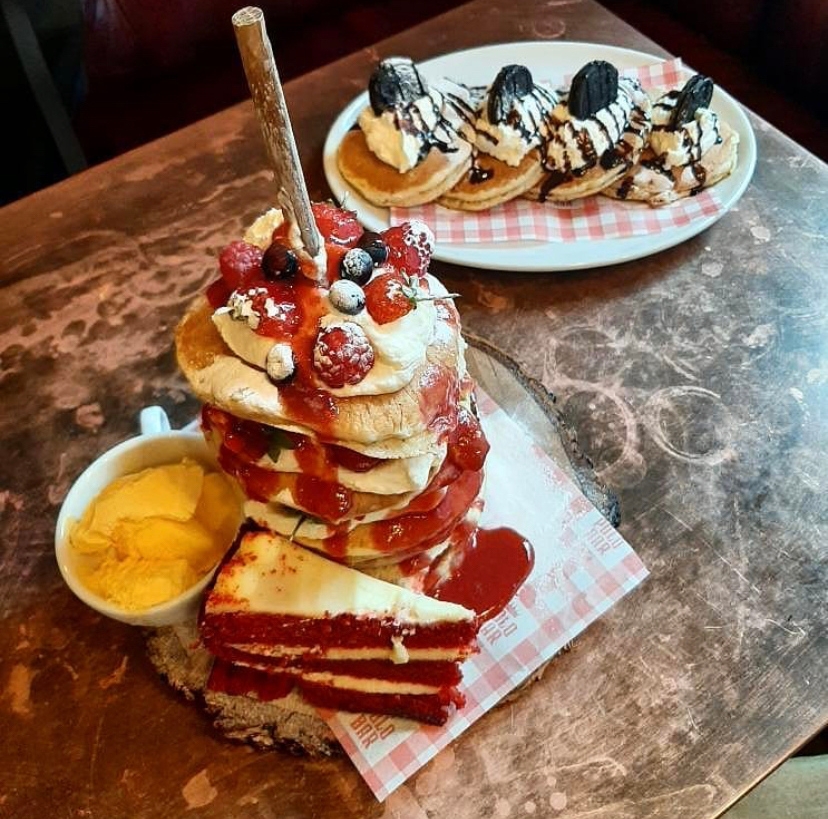 Serving pancakes with a side of cake, or topped with Oreos, is totally acceptable at breakfast time… just in case you were wondering. 

Image: <a href="/onin/">OurCal</a>.london