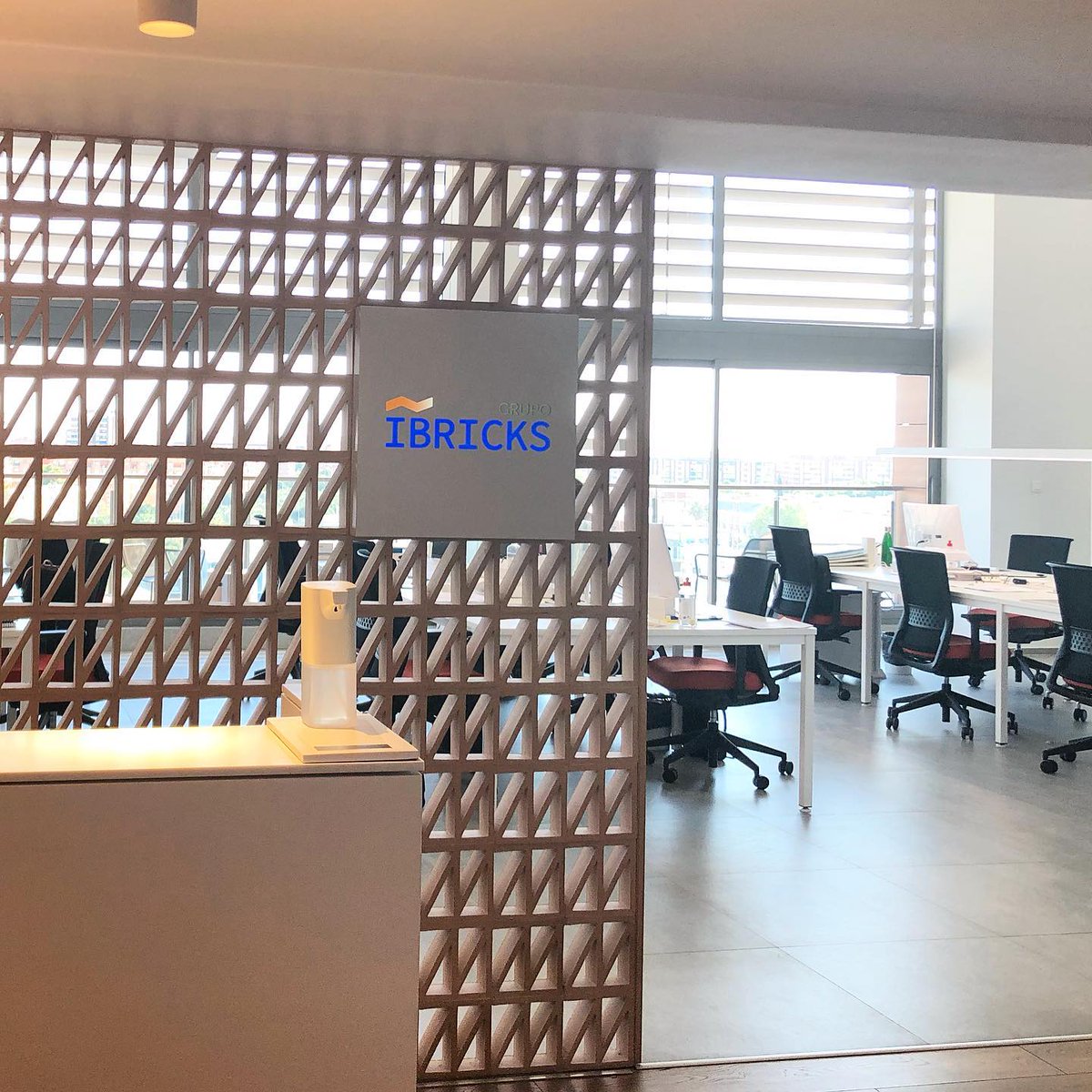 Nuestra oficina es nuestro segundo hogar, por ello, #grupoibricks ofrece la tranquilidad a nuestros trabajadores y clientes al ser un espacio protegido frente al Covid 19