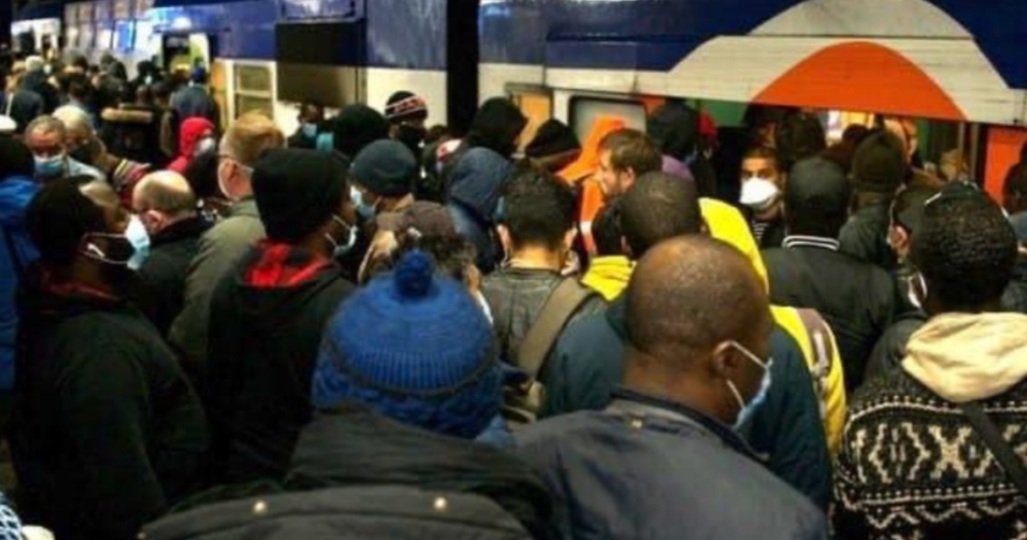 Cherche usager <a href="/RATP/">RATP</a> qui a confiance 🤗
#covid sceptique ou #covid inquiet, on cherche encore la cohérence... 🤪 (tweet après 15 min collée-serrée  dans une rame #RerA blindée - à l'arrêt - portes verrouillées, si on veut rester serein avec ça =&gt; déni #covidiot 😜)