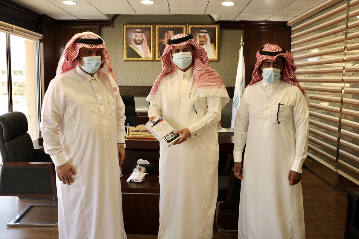 مدير عام  #تعليم_الأحساء يشكر مؤسسة عبدالمنعم الراشد الإنسانية؛ لمشاركتهم في مبادرة نورة الموسى للتّعَلُّم عن بعد وذلك بتوفير 200 جهازٍ لوحيٍّ وحاسباتٍ آليةٍ محمولةٍ و مكتبية لطلاب التعليم لتكون عونًا لهم في رحلتهم للتَّعَلُّم #عن_بعد