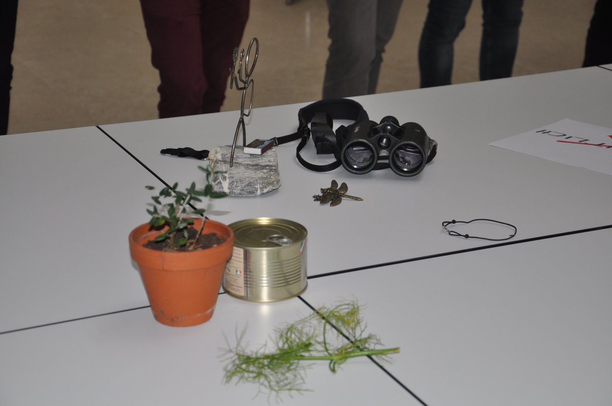 tdnetCH's tweet image. Metthods matter! @ArianeTanner1 beschreibt die Methode “Erzähl deine Geschichte anhand eines Objekts» in der #tdnetToolbox und zeigt, wie man persönliche Bezüge und Werte in #tdprojects explizit macht. #coproduction #transdisciplinarity bit.ly/3iQcQOE