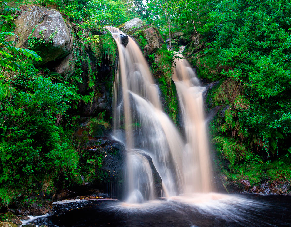 bolton_abbey's tweet photo. Have you ticked off the Valley of Desolation yet? You’ll be rewarded with this beautiful waterfall as you head up the valley (and on to Simon’s Seat if you’re feeling energetic)!
Make sure to don some sturdy boots for this one! #waterfallwalks https://t.co/PoL3eWY47x