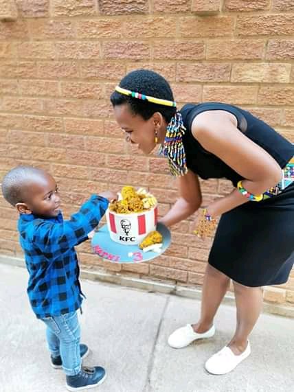 MotloutsiShimmy's tweet photo. This beautiful mom made this cake for her son's love of @KFCSA . https://t.co/QqbHtCLwXl