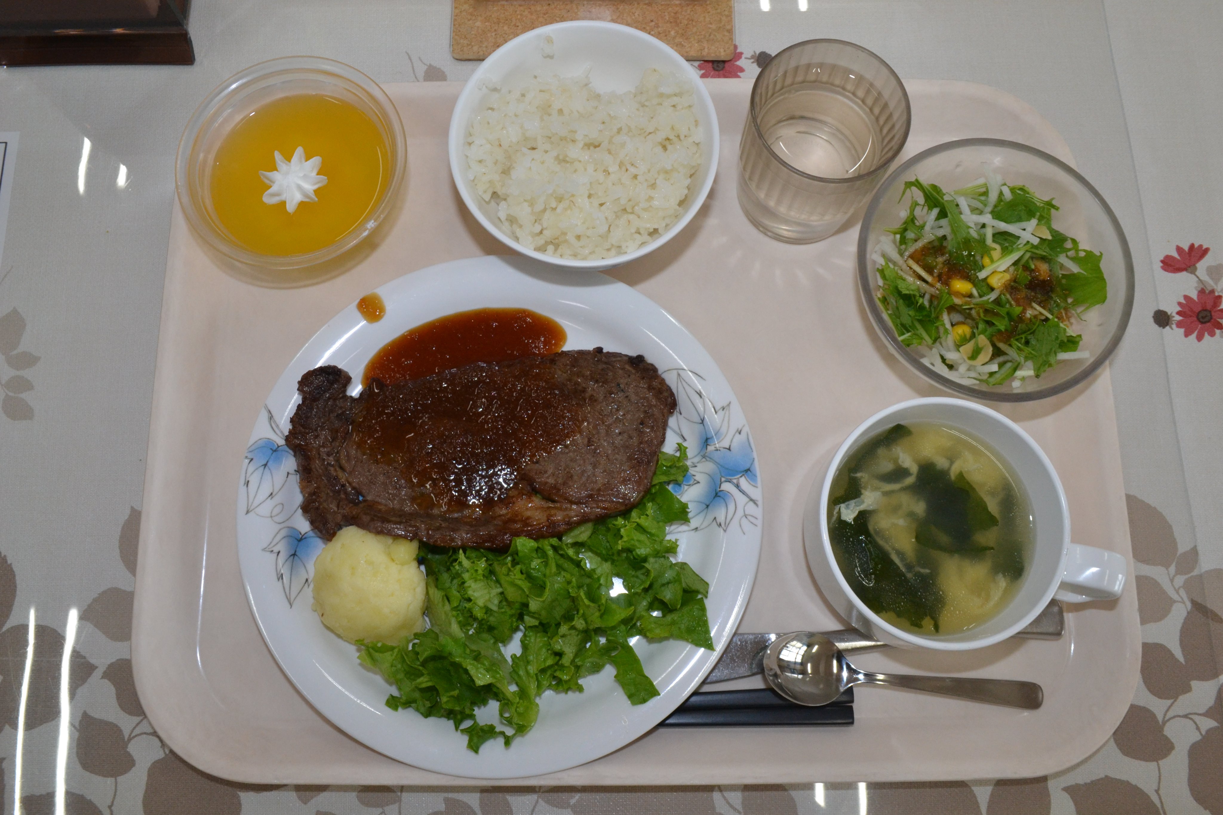 陸上自衛隊幌別駐屯地 公式 今日のお昼ごはん １０月６日のお昼ごはんは 月に１度設定している 誕生日献立 です 炭火焼 ステーキ ポテサラ リーフレタス 水菜と大根サラダ コンソメスープ フルーツinオレンジゼリー いつも美味しい