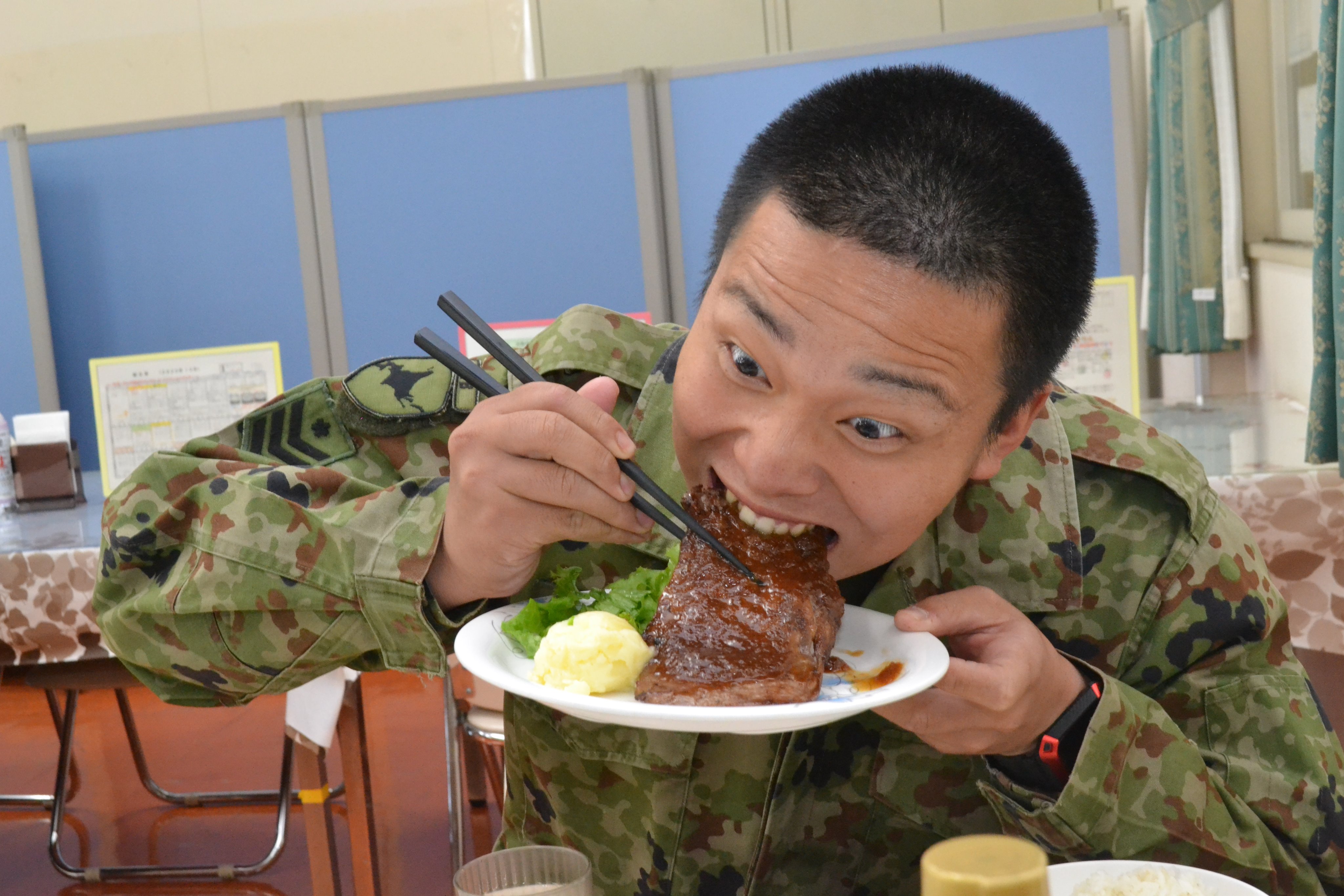 陸上自衛隊幌別駐屯地 公式 今日のお昼ごはん １０月６日のお昼ごはんは 月に１度設定している 誕生日献立 です 炭火焼 ステーキ ポテサラ リーフレタス 水菜と大根サラダ コンソメスープ フルーツinオレンジゼリー いつも美味しい