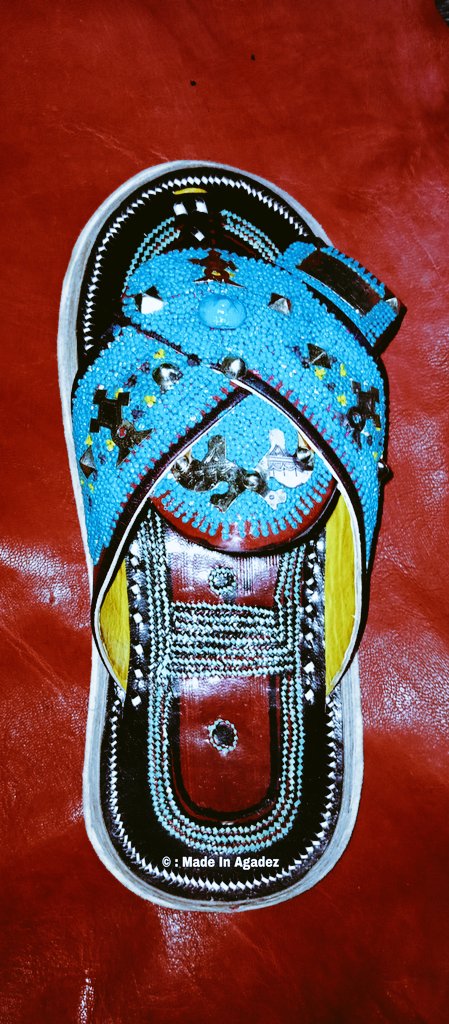 #Teghateme ( Chaussure) #Balka Cuir Homme, qui s'adresse à tous, pour qui la mode signifie fantaisie.

Notre savoir-faire : la fabrication de chaussures artisanale, avec l'arts dans le respect des traditions.

#consommonsnigérien
📩:madeinagadezco@gmail.com
WhatsApp :+22793889558