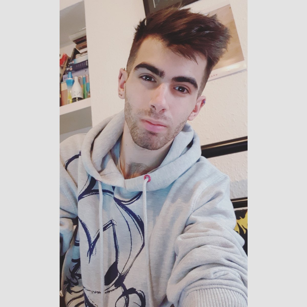 ScottieLewis97's tweet photo. Cant wait to get home today already lol put my hoodie and loungewear leggings  on and chill 🖤#gay23 #GAY #taken #lgbt #gayuk #gayotter #gaywales #gayguy #piercings  #littlemuscle #gaymen #gayhairy #gaystublebeard #hoodie #selfie #tired #cantwait https://t.co/bUIeIQ92Y0