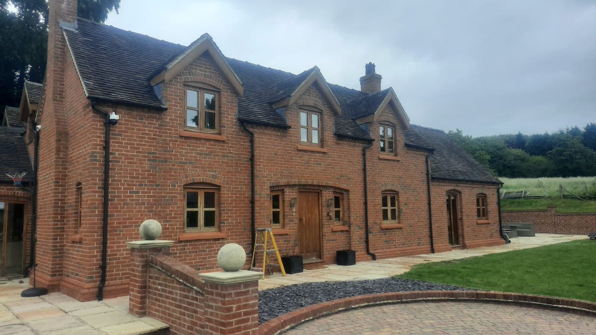 GI_SYKES's tweet photo. Before and after of a stunning barn conversion we completed last month in Newcastle under Lyme, changing the peeling wood stain into a vibrant colour #windowspraying #painting #spraying #oldtonew #barnconversion #constructionmanagement https://t.co/pCfmaaPmeN