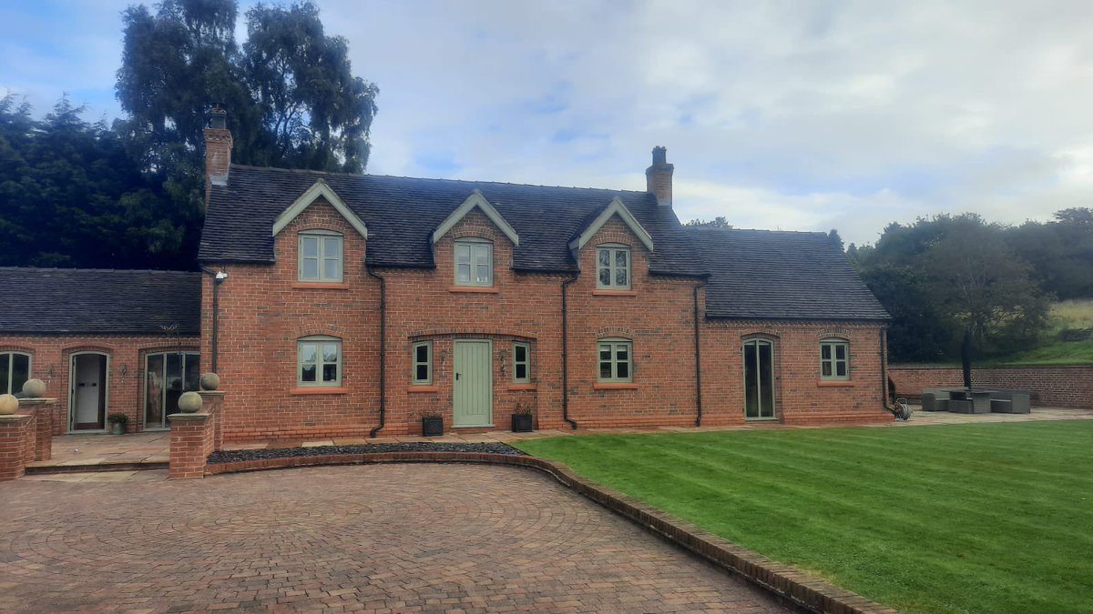 GI_SYKES's tweet photo. Before and after of a stunning barn conversion we completed last month in Newcastle under Lyme, changing the peeling wood stain into a vibrant colour #windowspraying #painting #spraying #oldtonew #barnconversion #constructionmanagement https://t.co/pCfmaaPmeN
