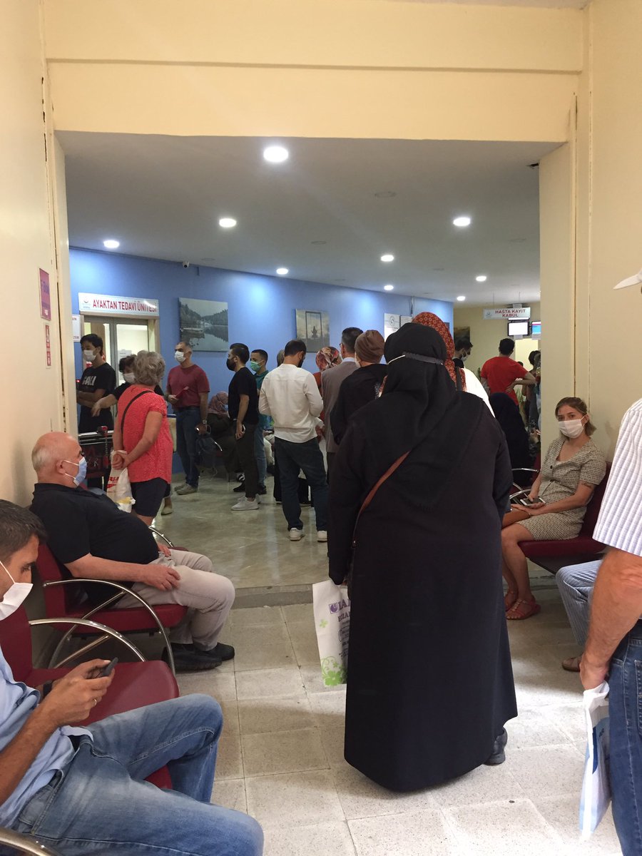 DemirezCeyda's tweet photo. Burası Göztepe Merdivenköy polikliniği  taşınması sona bırakılan Onkoloji Servisi, sistem yavaşlığı ile gelinilen son durum bu haldedir. Bu alanı komple karantina altına alabilirsiniz. HES kodu kontrolü de yok vs.. @saglikbakanligi @drfahrettinkoca @TC_icisleri @Ahaber https://t.co/Ee60rH18iz