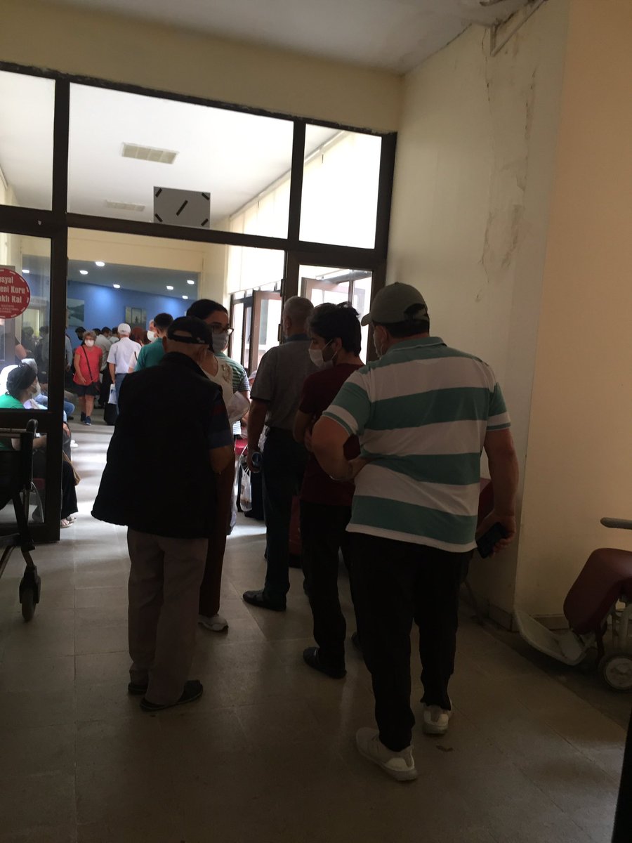 DemirezCeyda's tweet photo. Burası Göztepe Merdivenköy polikliniği  taşınması sona bırakılan Onkoloji Servisi, sistem yavaşlığı ile gelinilen son durum bu haldedir. Bu alanı komple karantina altına alabilirsiniz. HES kodu kontrolü de yok vs.. @saglikbakanligi @drfahrettinkoca @TC_icisleri @Ahaber https://t.co/Ee60rH18iz
