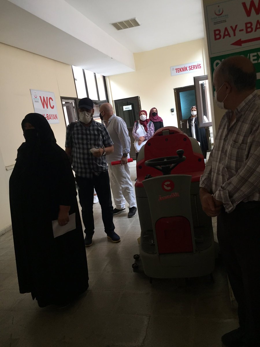 DemirezCeyda's tweet photo. Burası Göztepe Merdivenköy polikliniği  taşınması sona bırakılan Onkoloji Servisi, sistem yavaşlığı ile gelinilen son durum bu haldedir. Bu alanı komple karantina altına alabilirsiniz. HES kodu kontrolü de yok vs.. @saglikbakanligi @drfahrettinkoca @TC_icisleri @Ahaber https://t.co/Ee60rH18iz