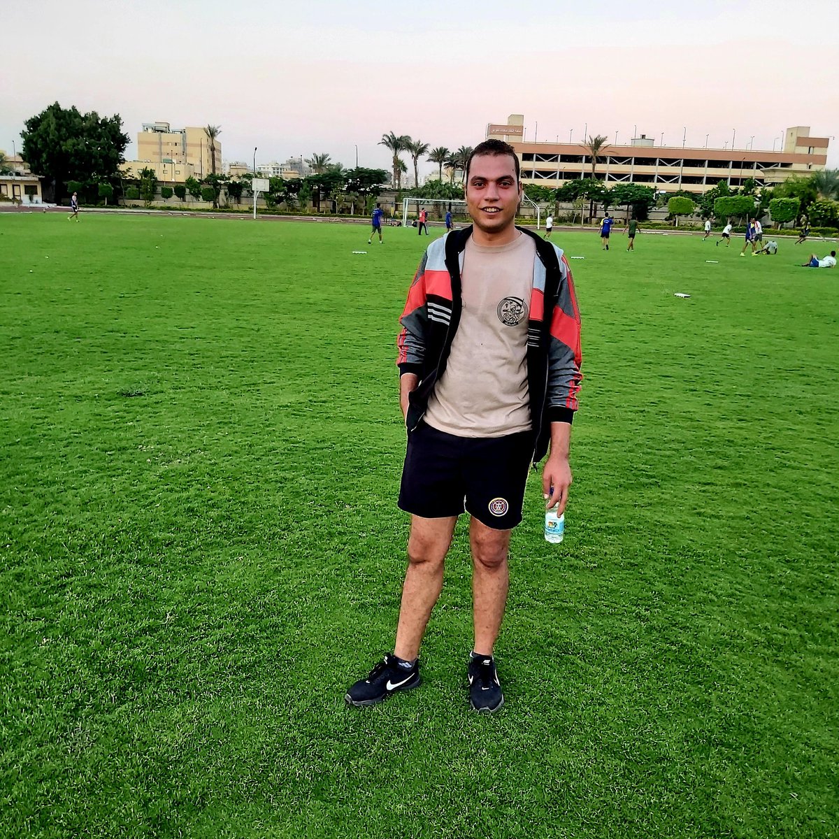 .

الحاجه الوحيده اللى طلعت بيها من الدنيا دى " إنى آكل ومتخنش "🤣🤣

.