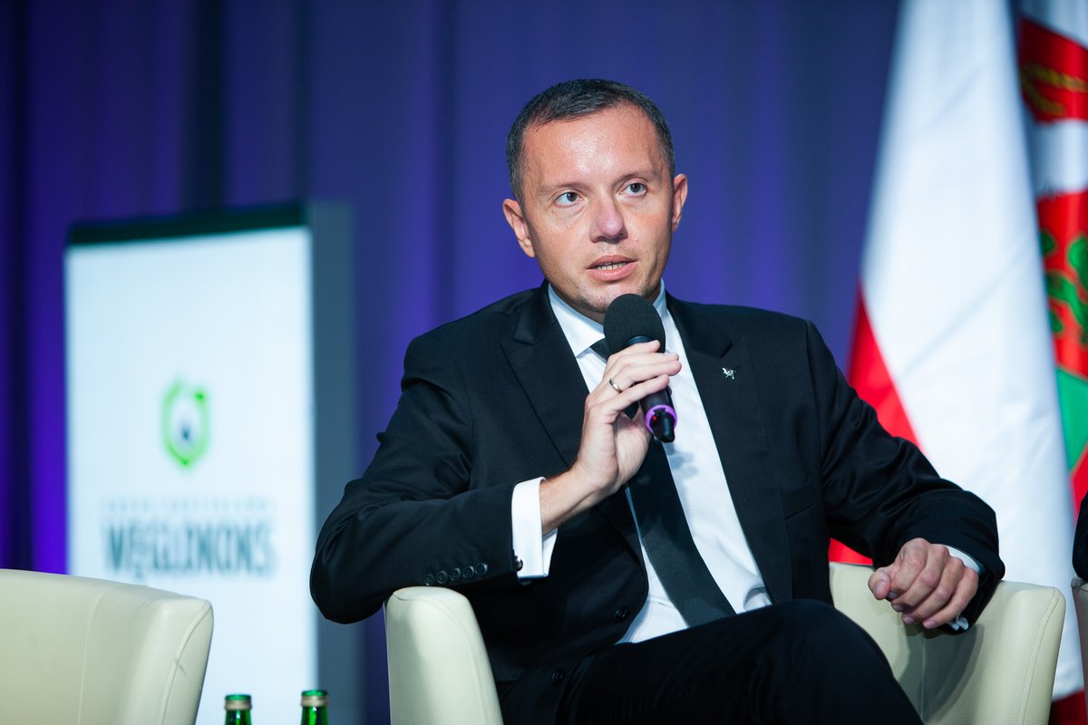PocztaPolska's tweet photo. Prezes @TomaszZdzikot na #OSG2020: Funkcjonowanie @PocztaPolska podczas pandemii jest namacalnym dowodem na ciągłość funkcjonowania państwa. Dla firmy był to jednak ogromny koszt związany m. in. z zapewnieniem środków ochrony czy montażem przesłon w placówkach. https://t.co/I8etaCTSYW