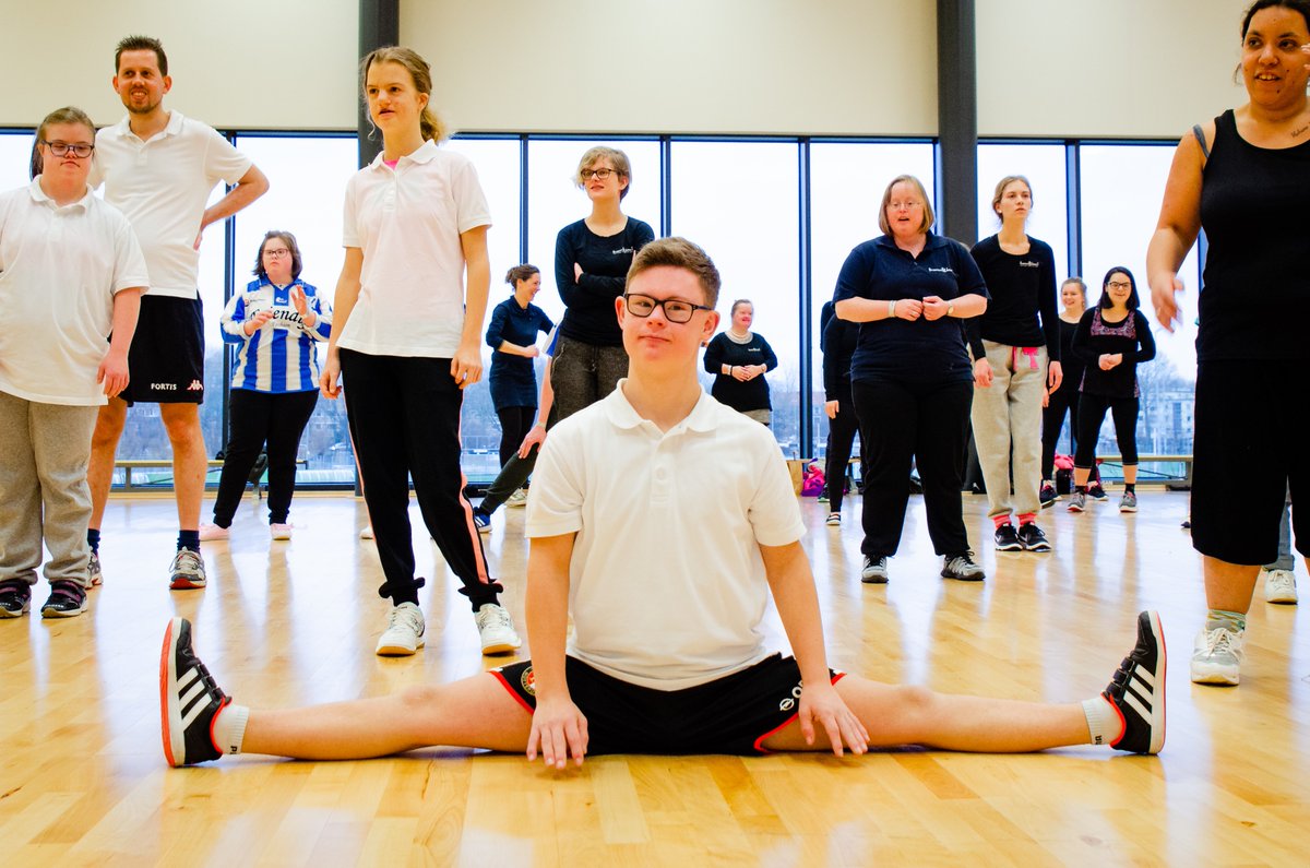 Is het niet enig, kijk eens wat lenig! 💪

#browniesanddownies #puurisperfect #wijmakenlunchenleuker #sportdat #dirkkuytfoundation