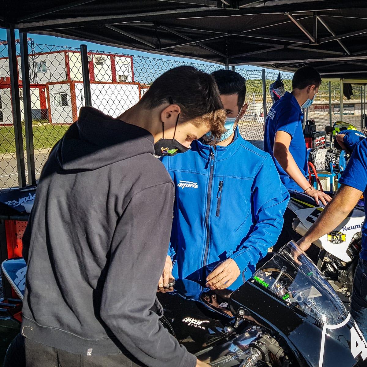 Los estudiantes de <a href="/AsparKsbAcademy/">Aspar KSB Technical Academy</a> participan hoy en el stage de pilotos impartido por <a href="/KSBsport/">KSB Sport</a> en <a href="/KartodromoVlc/">Kartodromo Valencia</a>.

Aprendiendo de forma práctica desde el principio 😉🔧