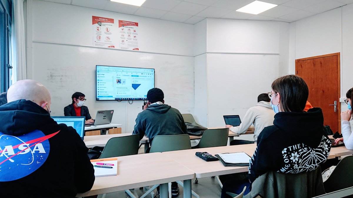 Ce matin les CPNM ont un cours sur les Réseaux Sociaux avec  <a href="/Gabrielle_Denis/">Gabrielle Denis</a>.  L'occasion de faire un post justement ! 🙃💻 #socialmedia #learning