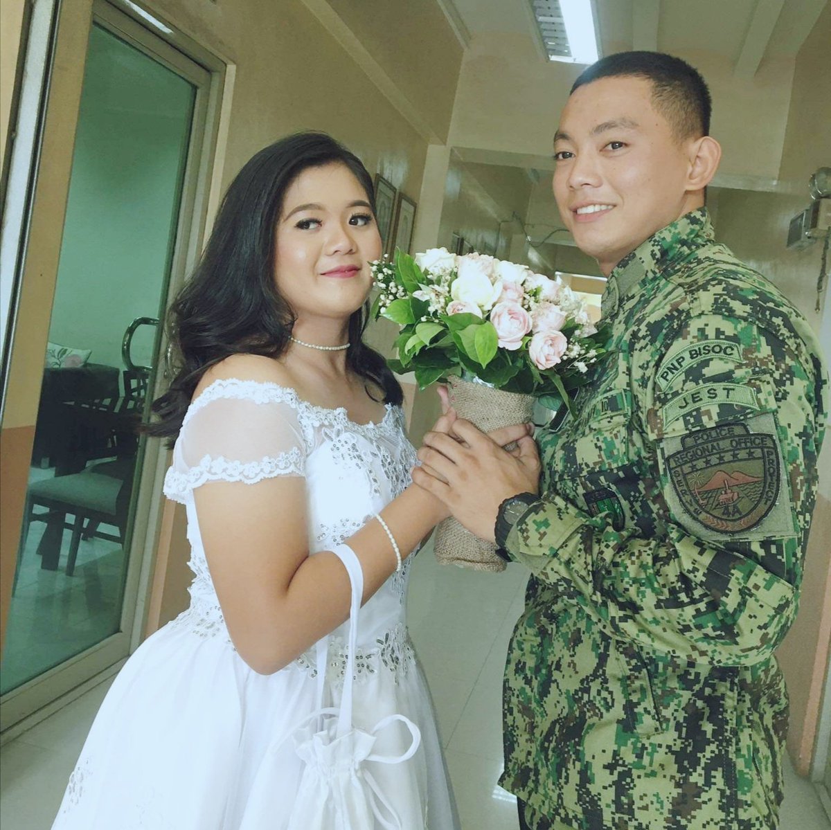 MsAngeline17's tweet photo. 👰🤵❤️ https://t.co/hZRh8ABwgH