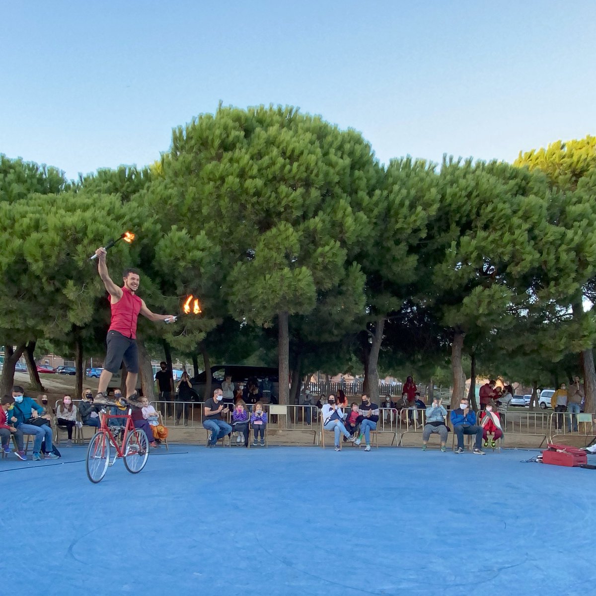 curtcirckit's tweet photo. El seu humor i el seu domini damunt la 🚲 ens han deixat sense paraules! 😵
Gràcies per portar espectacle a #Montgat Yldor! 👏🏽
Fins aviat!
#CurtCircKit20 #culturasegura #acrobaticshows #yldoronwheels https://t.co/P9ccl5gwWA