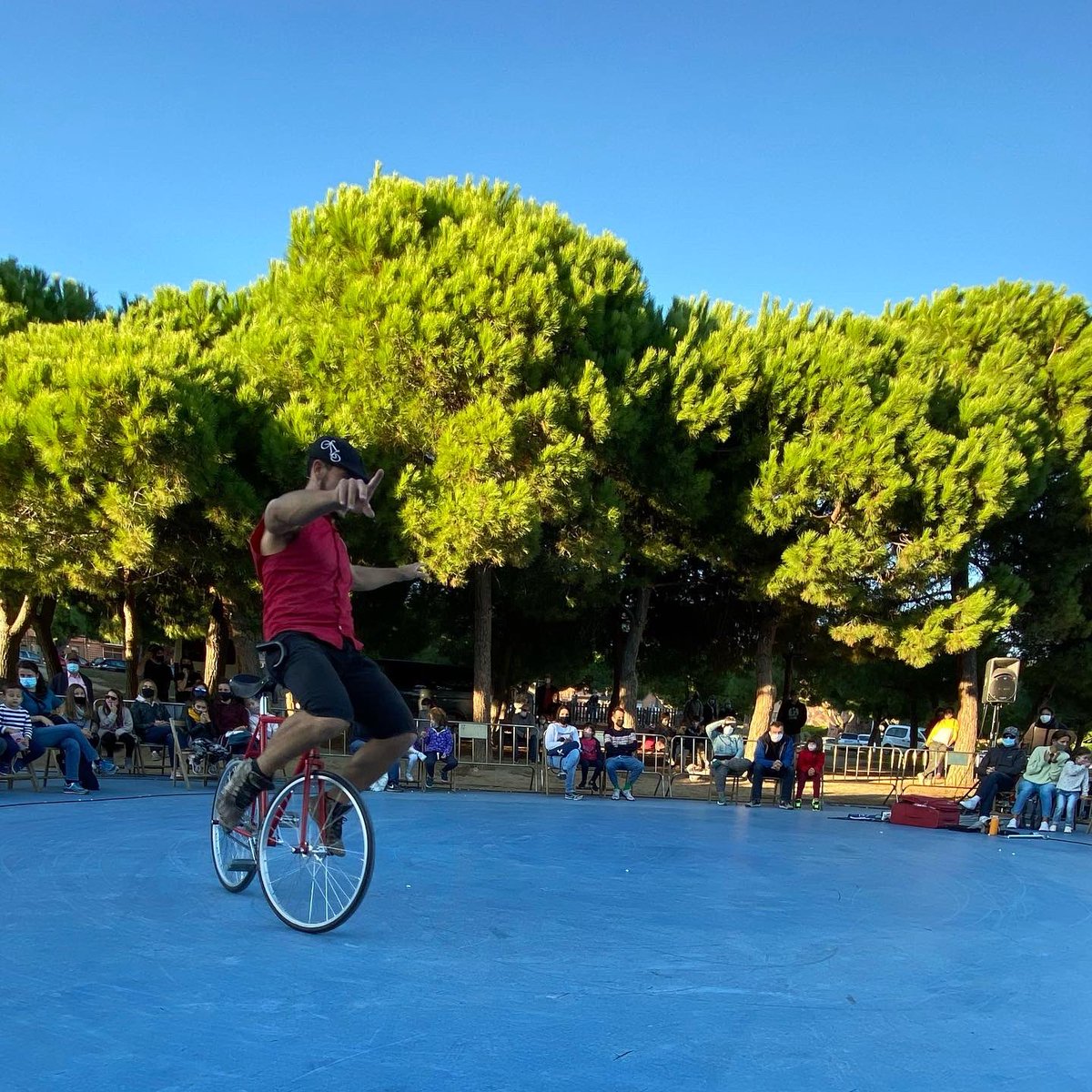 curtcirckit's tweet photo. El seu humor i el seu domini damunt la 🚲 ens han deixat sense paraules! 😵
Gràcies per portar espectacle a #Montgat Yldor! 👏🏽
Fins aviat!
#CurtCircKit20 #culturasegura #acrobaticshows #yldoronwheels https://t.co/P9ccl5gwWA