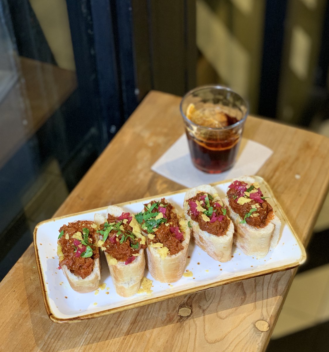 BlogHedonista's tweet photo. ¿Conoces #VdeVermut ? Es la #vermuteria de barrio en el #parallel de #barcelona que rinde homenaje al mundo de la farándula. Para saber más sigue el enlace https://t.co/CdWLmAJJXE https://t.co/iysTMsQf6N